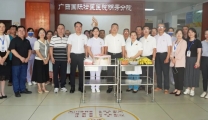 致敬医师节 慰问暖人心——广西国际壮医医院副院长张荣臻赴明秀分院开展医师节慰问活动